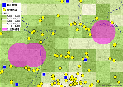 自社店舗、競合店舗、そして新たな出店候補地を示す地図。地図上には青い四角で示された自社店舗、黄色い円で示された競合店舗、そしてピンク色の円で示された出店候補地が配置されている。背景には緑色の濃淡で世帯総数が表示され、濃い緑色は世帯数が多いエリアを示し、薄い緑色は世帯数が少ないエリアを示している。出店候補地は、世帯数が多く競合店舗の少ないエリアに配置されている。