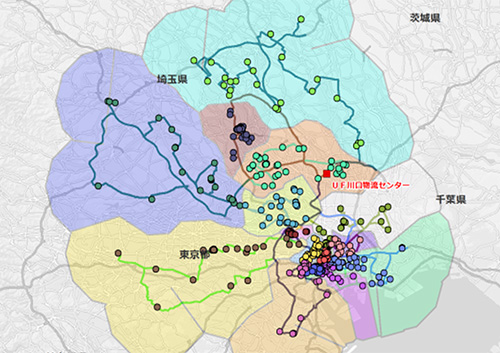 関東地域を対象とした物流センターと配送ルートを示す地図。地図上には、複数の色分けされたエリアが表示され、各エリア内には配送ルートが線で示されている。配送ルートには、異なる色の線が引かれており、物流センターから各配送先への経路が視覚化されている。地図の右側には、赤色で「UF川口物流センター」の位置が示されており、全体の配送ネットワークの中心として機能していることがわかる。